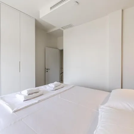 Discover An Exclusive Seaside Retreat !! *