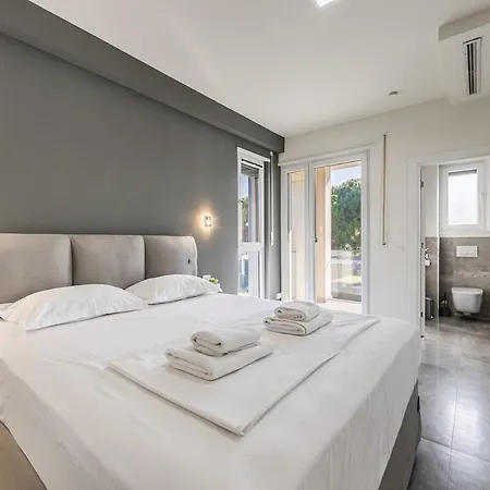 Discover An Exclusive Seaside Retreat !! *